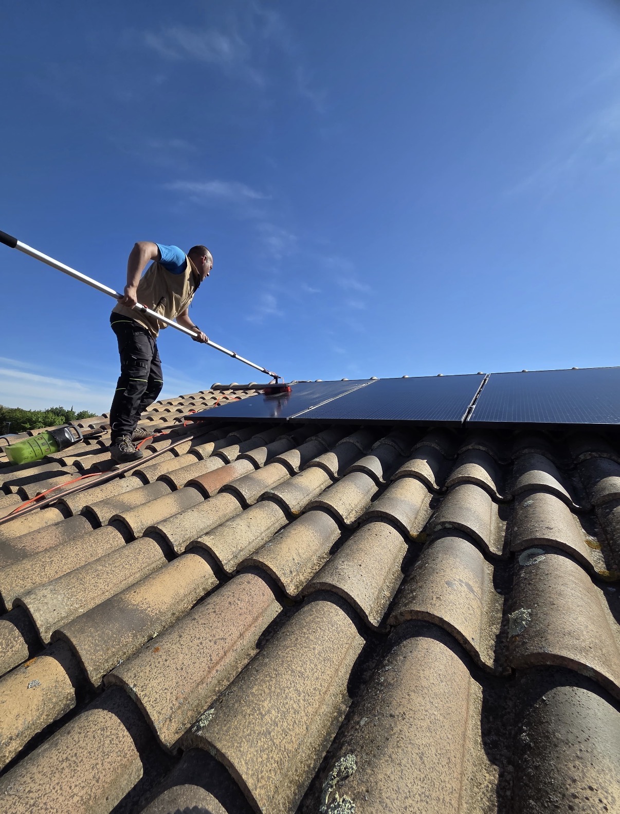 homme nettoyage panneaux solaire